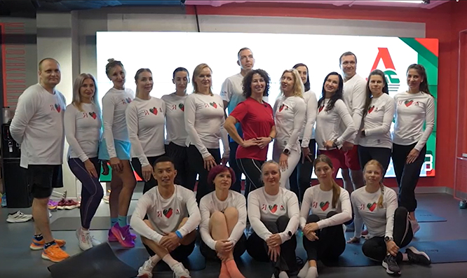 Ведёт за собой